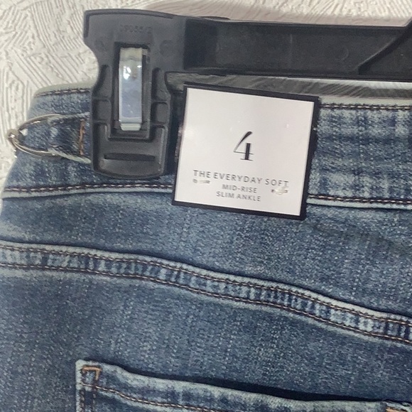 WHBM NEW - Sz 4 - the everyday soft - Mid Rise - slim ankle Jeans - Picture 3 of 8